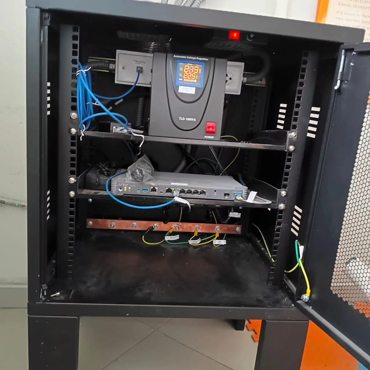 Gabinete de comunicaciones con protección eléctrica